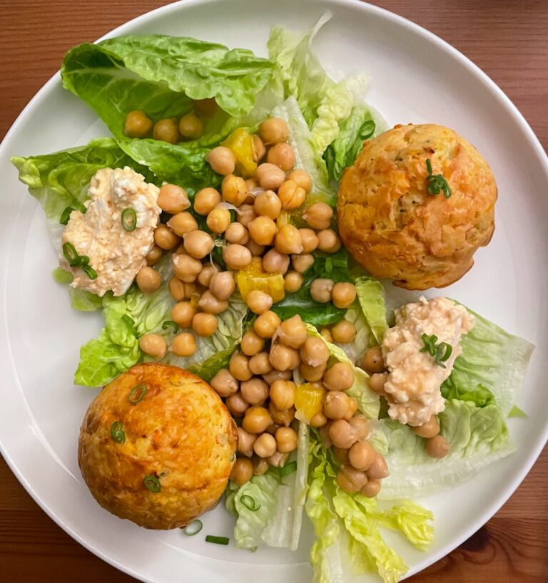 Gemüsemuffins mit Feta-Creme und Kichererbsen Salat