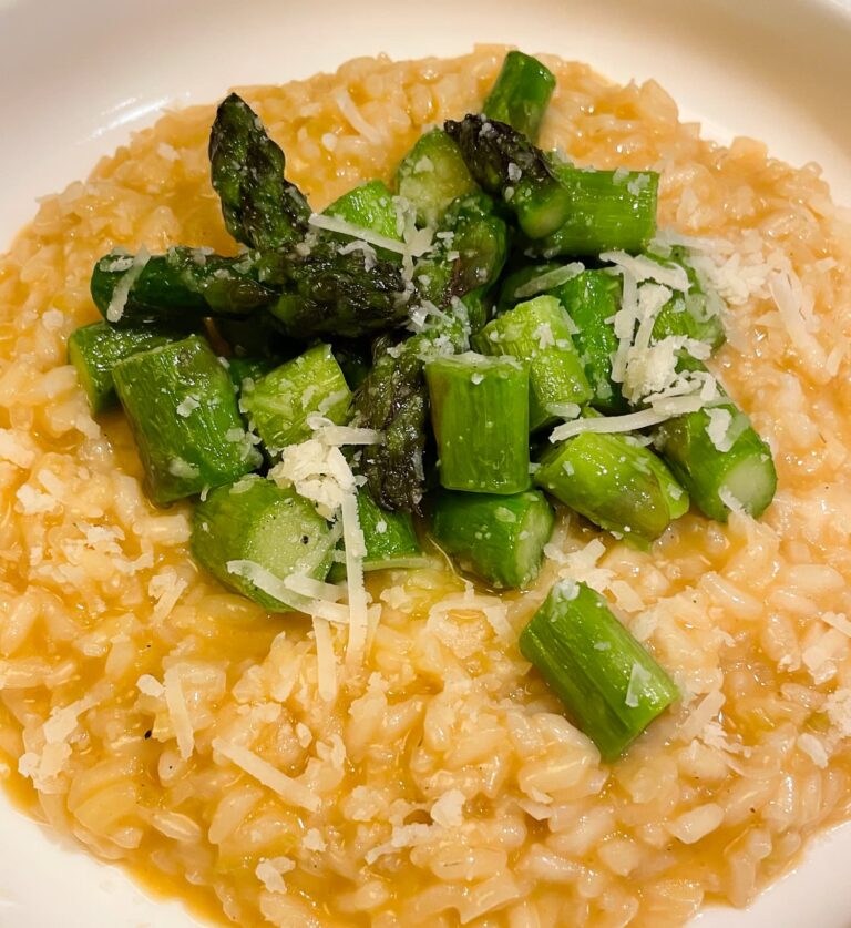 Bild von einem klassischen italienischen Risotto mit grünem gebratenen Spargel.